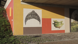 851347 Afbeelding van een gedeelte van het 'kunstwerk voor kunstwerken' uit 2009, onder het spoorwegviaduct bij ...